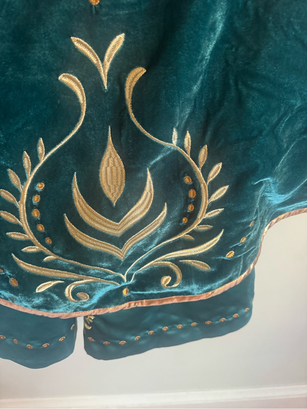 Disney’s Queen Anna gown with velvet cape. Princess Costume Dress size kids 5/6 - Picture 4 of 9